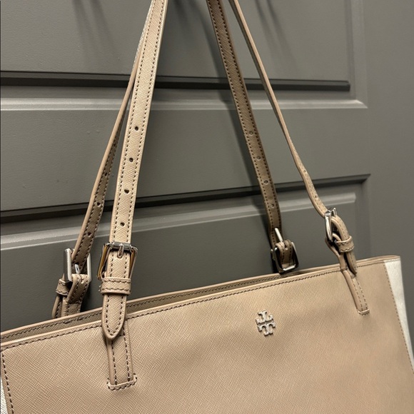 Tory Burch 'York' Buckle Tote Bag made of Saffiano leather Color: Gray & Silver - Picture 5 of 12